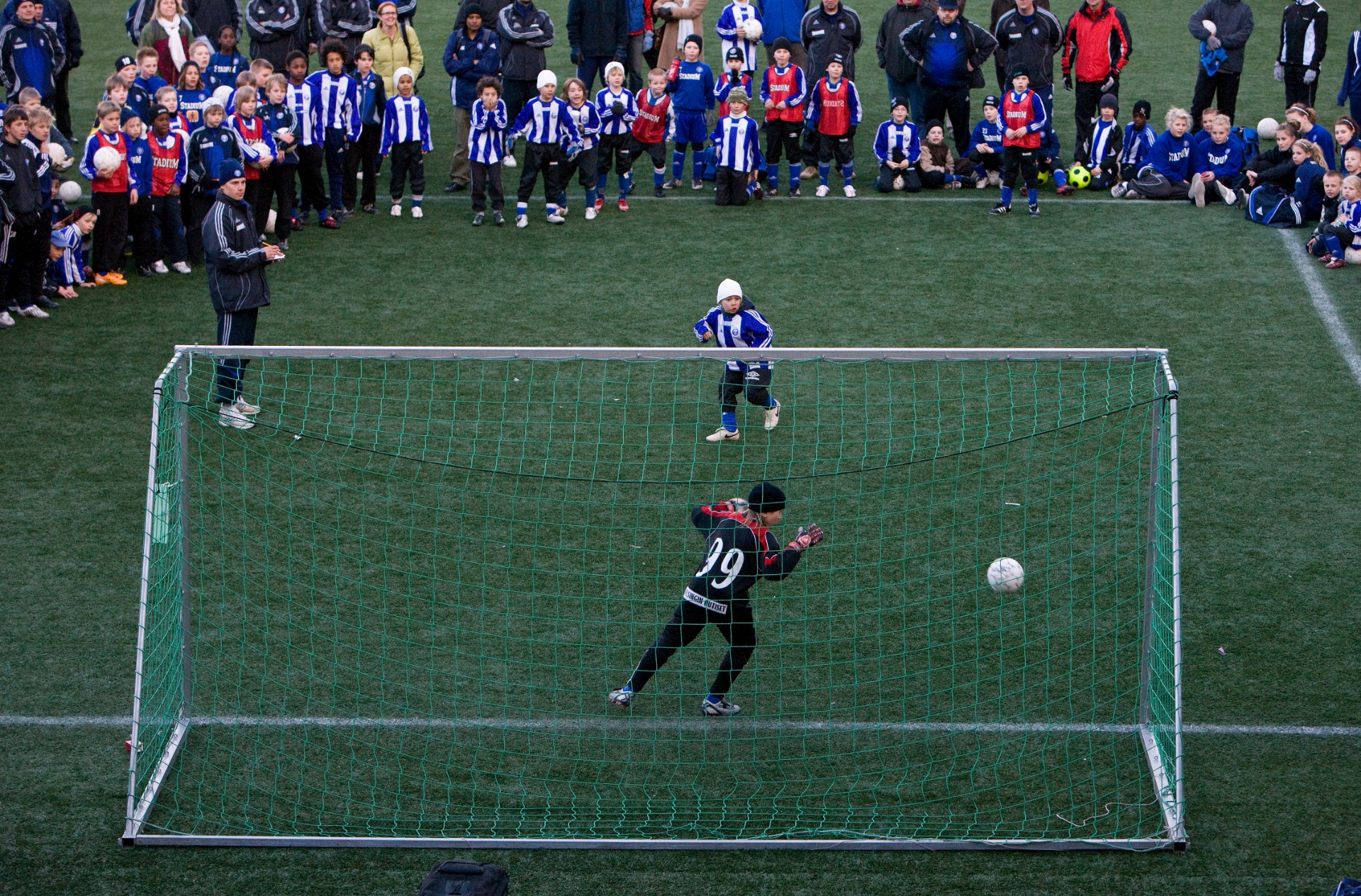 Kuva 4: Tärkeä osa seurakulttuurin vahvistamista ovat yhteiset tapahtumat, joihin seuran eri joukkueet osallistuvat. Perinteinen HJK Cup -rangaistuspotkukilpailu on kerännyt vuosien ajan Klubin juniori- ja edustusjoukkueet viettämään yhteistä aikaa Töölön jalkapallostadionille. Kuvan oikeudet: Jussi Eskola.
