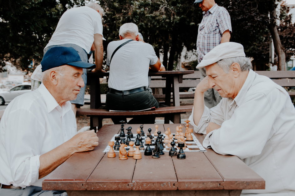 Kuva 1: Peleillä on kulttuurissamme pitkät perinteet. Kuva: Unsplash.